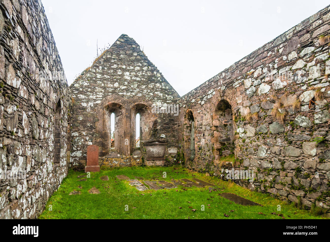 Los sin hogar Kidalton iglesia, Islay, con hierba dentro de ella Foto de stock