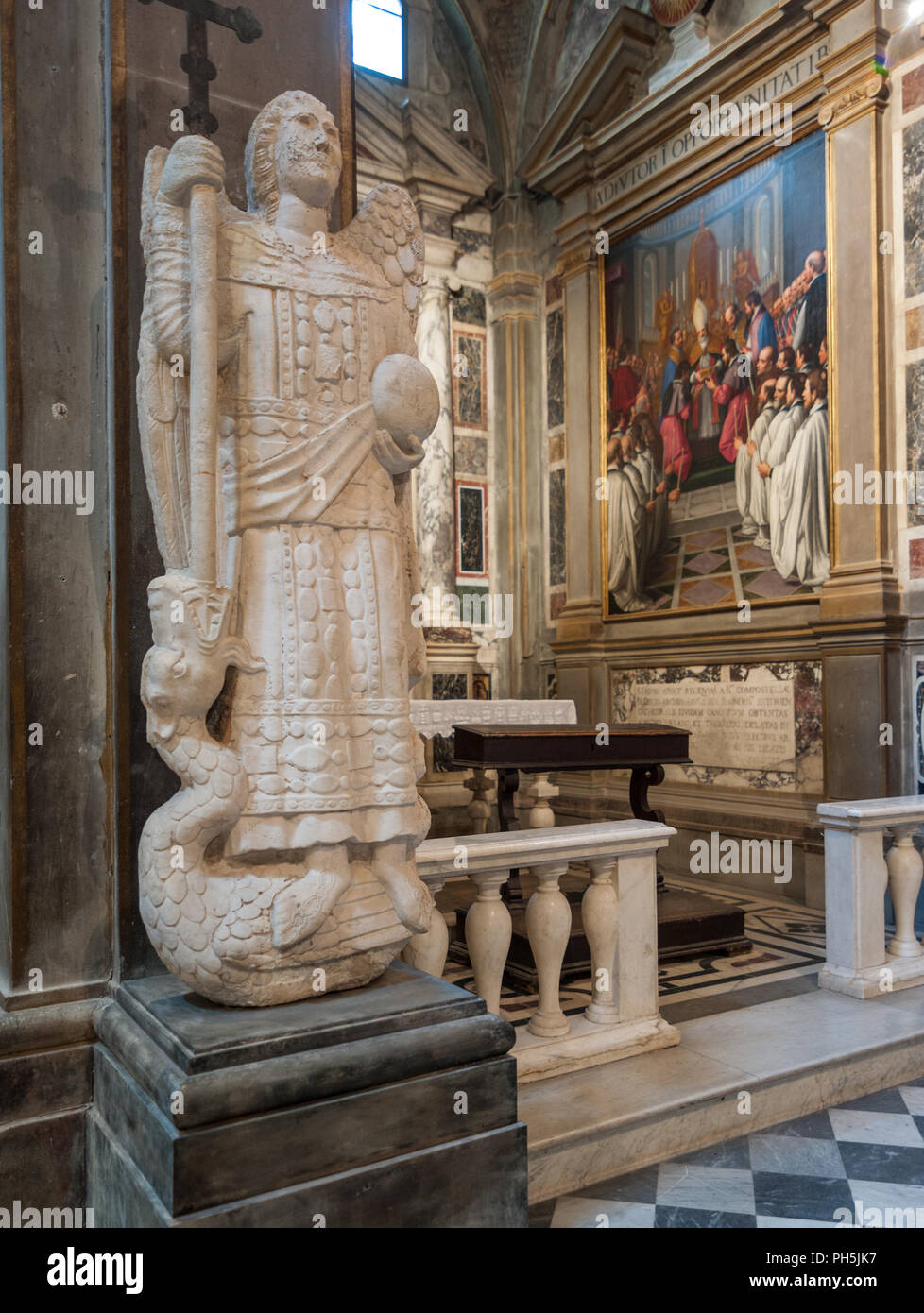 La estatua de San Michele Arcangelo en la histórica abadía de Passignano, en el comune de Tavarnelle Val di Pesa, en la provincia de Florencia, Italia. Foto de stock