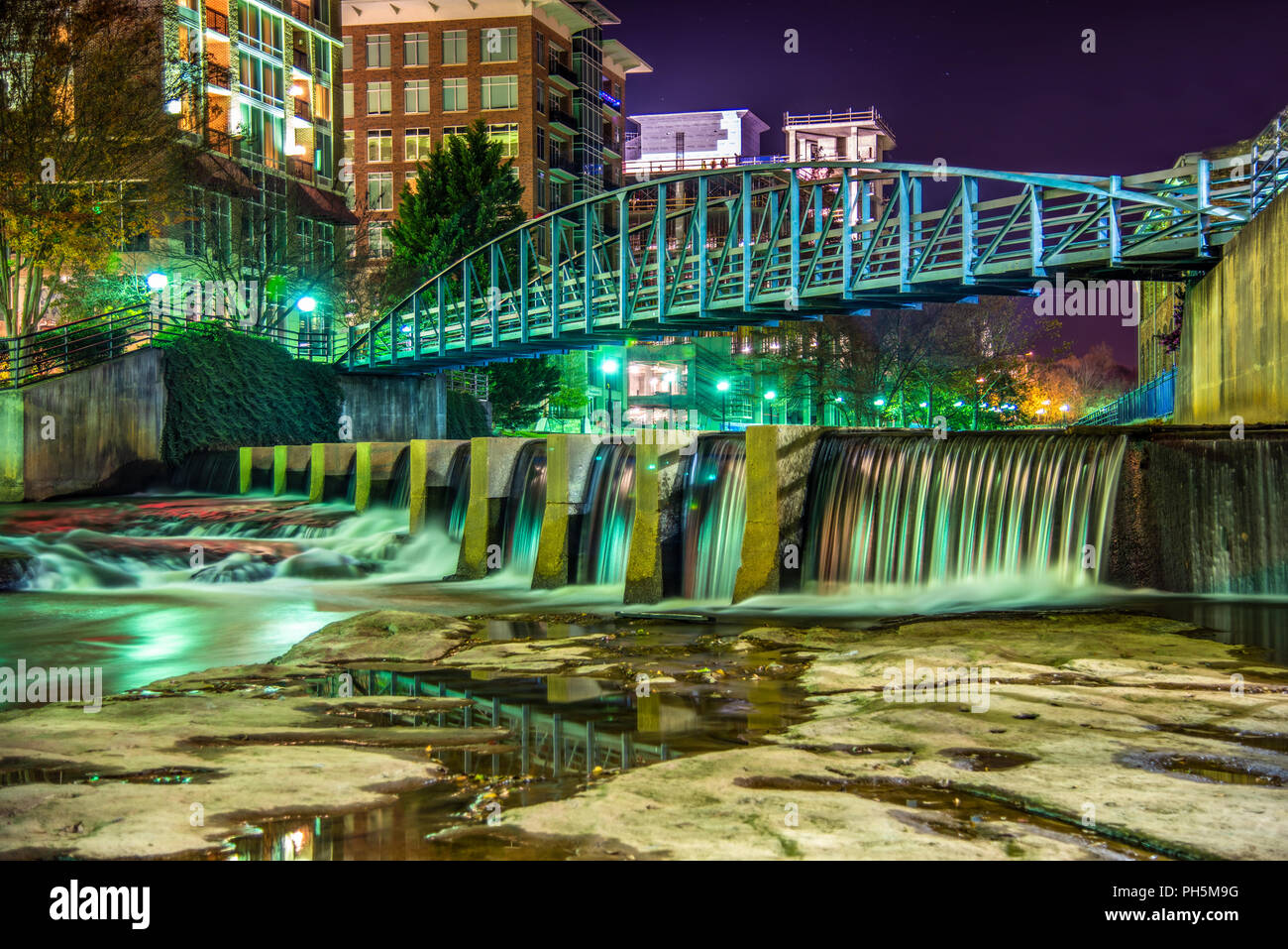 Reedy River y River Place en el centro de la ciudad de Greenville, Carolina del Sur SC. Foto de stock