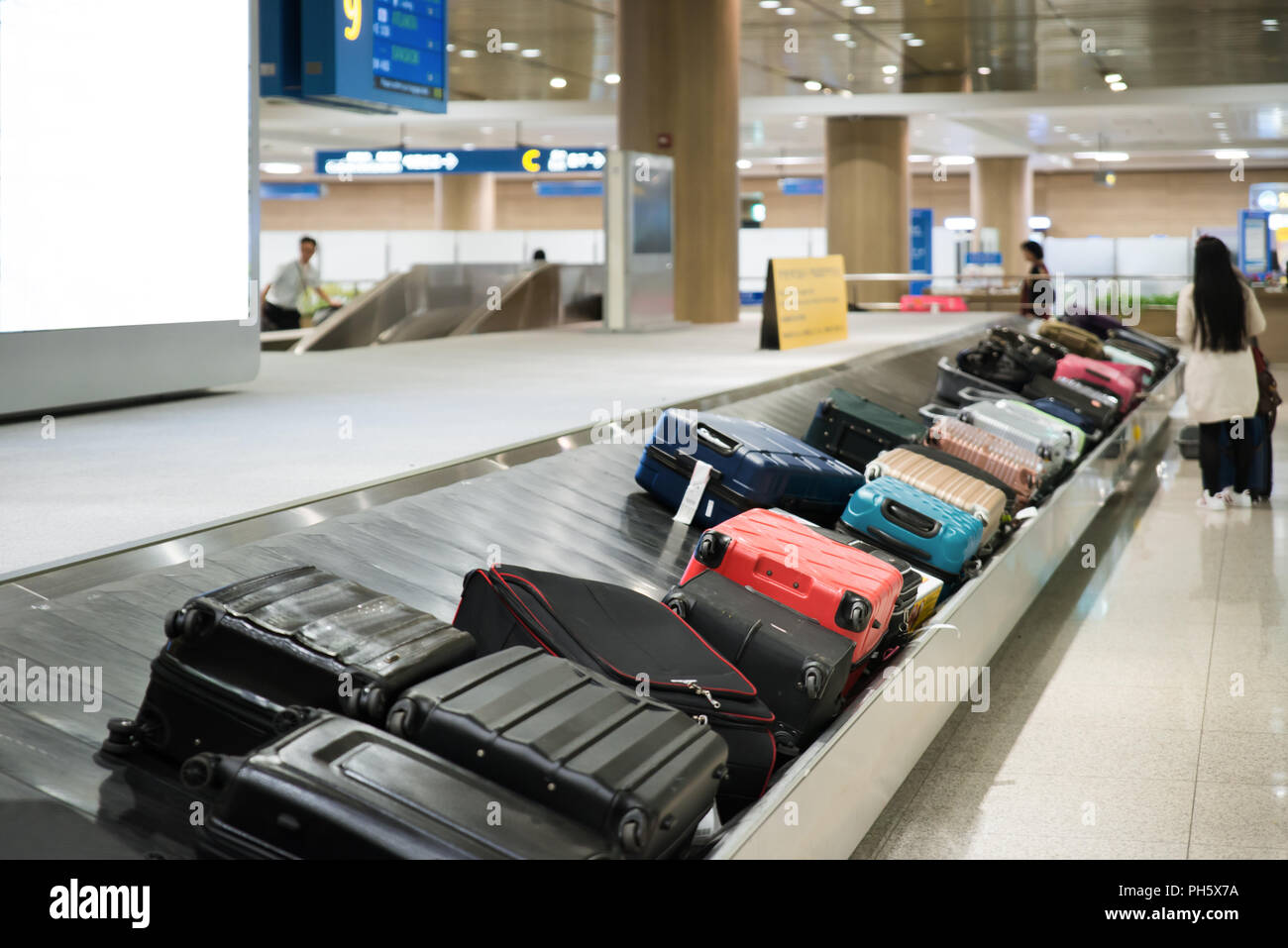 Maleta o con cinta transportadora de equipajes en el aeropuerto Fotografía  de stock - Alamy