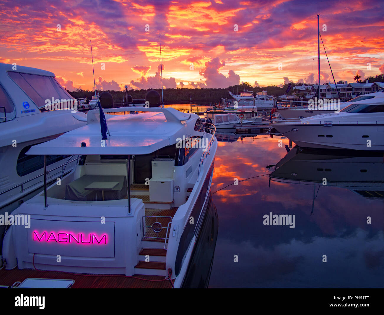 Los barcos atracaron en el Sanctuary Cove yacht club temprano en la mañana antes del amanecer imagen ancha Foto de stock