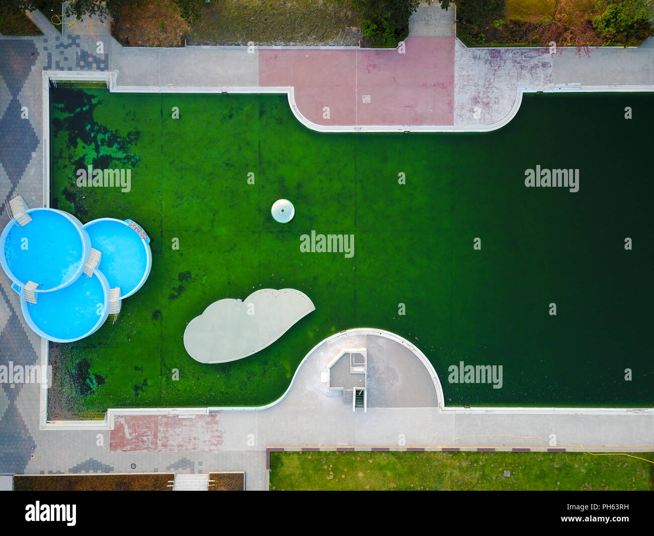 Vista aérea de una piscina pública vacía en Alemania Foto de stock