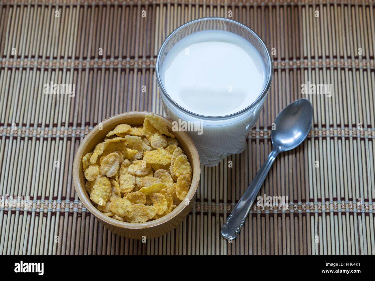 Coloque 2 tazas de desayuno leche y cereales