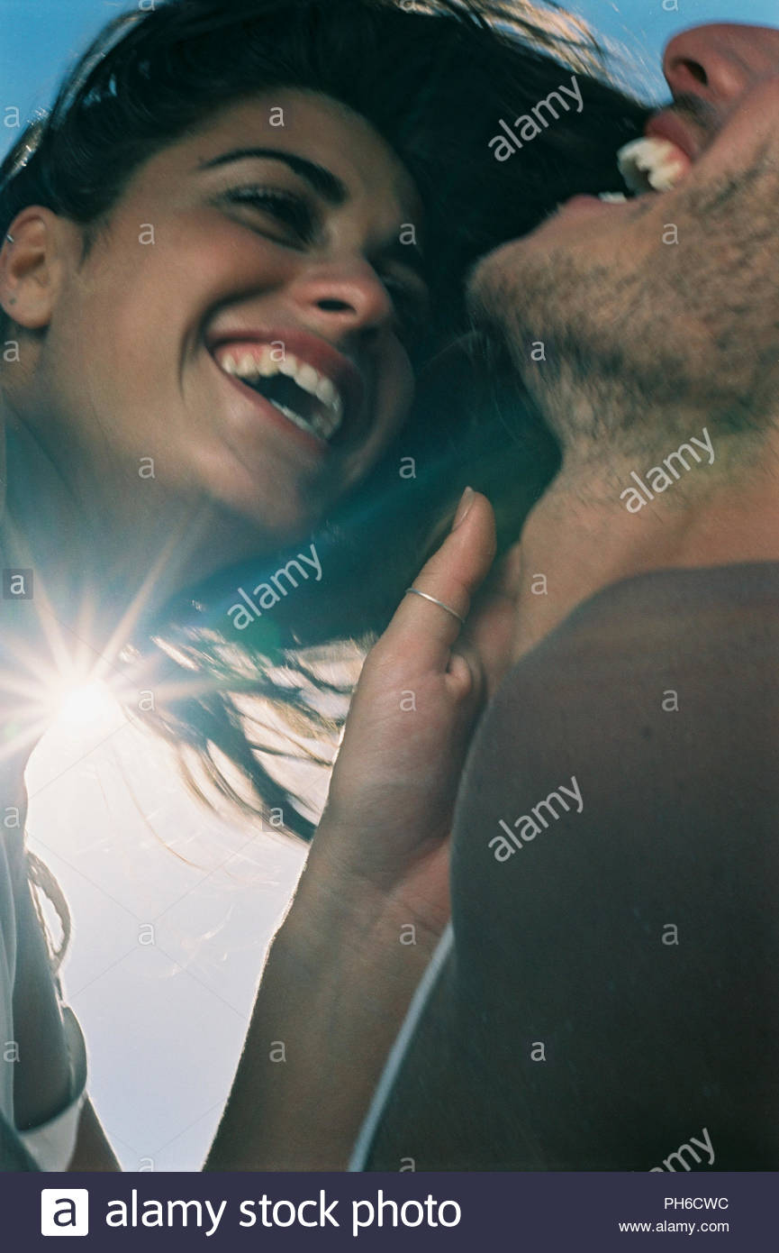 Par riendo juntos Foto de stock