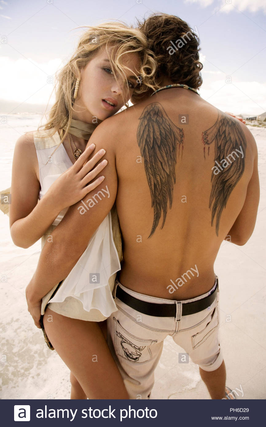 Pareja abrazada en la playa Foto de stock