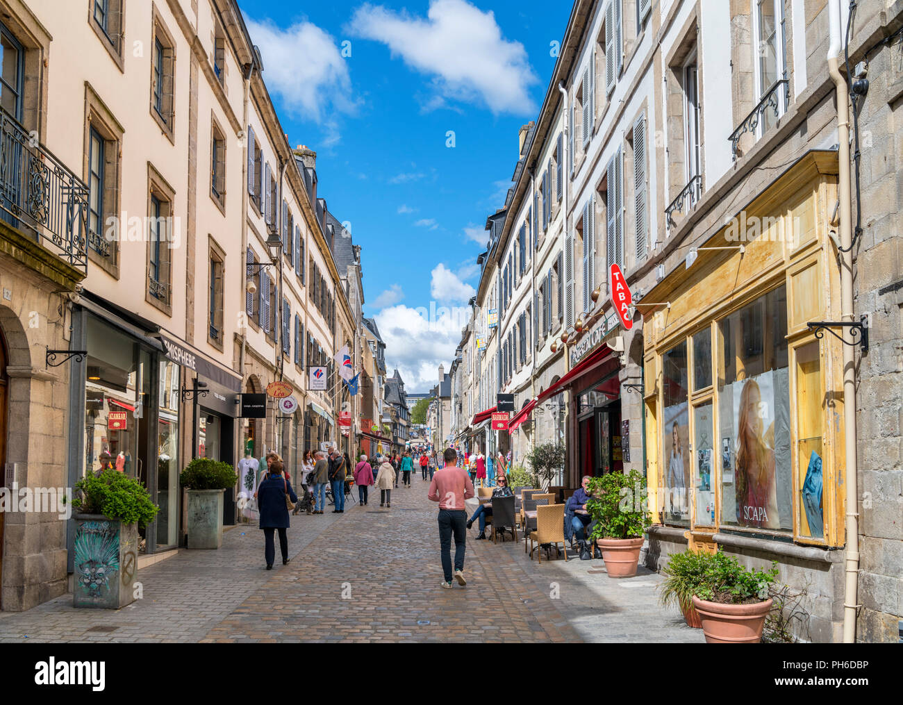 Tiendas de Rue Élie Freronl en el casco antiguo de la ciudad, Quimper, Finisterre, Bretaña, Francia Foto de stock