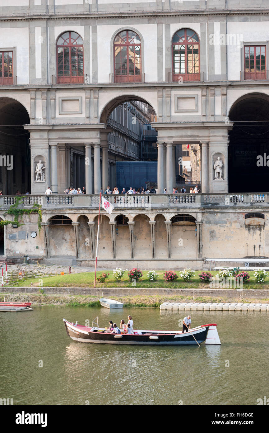 Florencia, Italia - 14 de julio de 2018: Los turistas en una excursión, navegando a lo largo del río Arno, cerca del museo de arte de la Galería Uffizi en Florencia, Italia. Foto de stock
