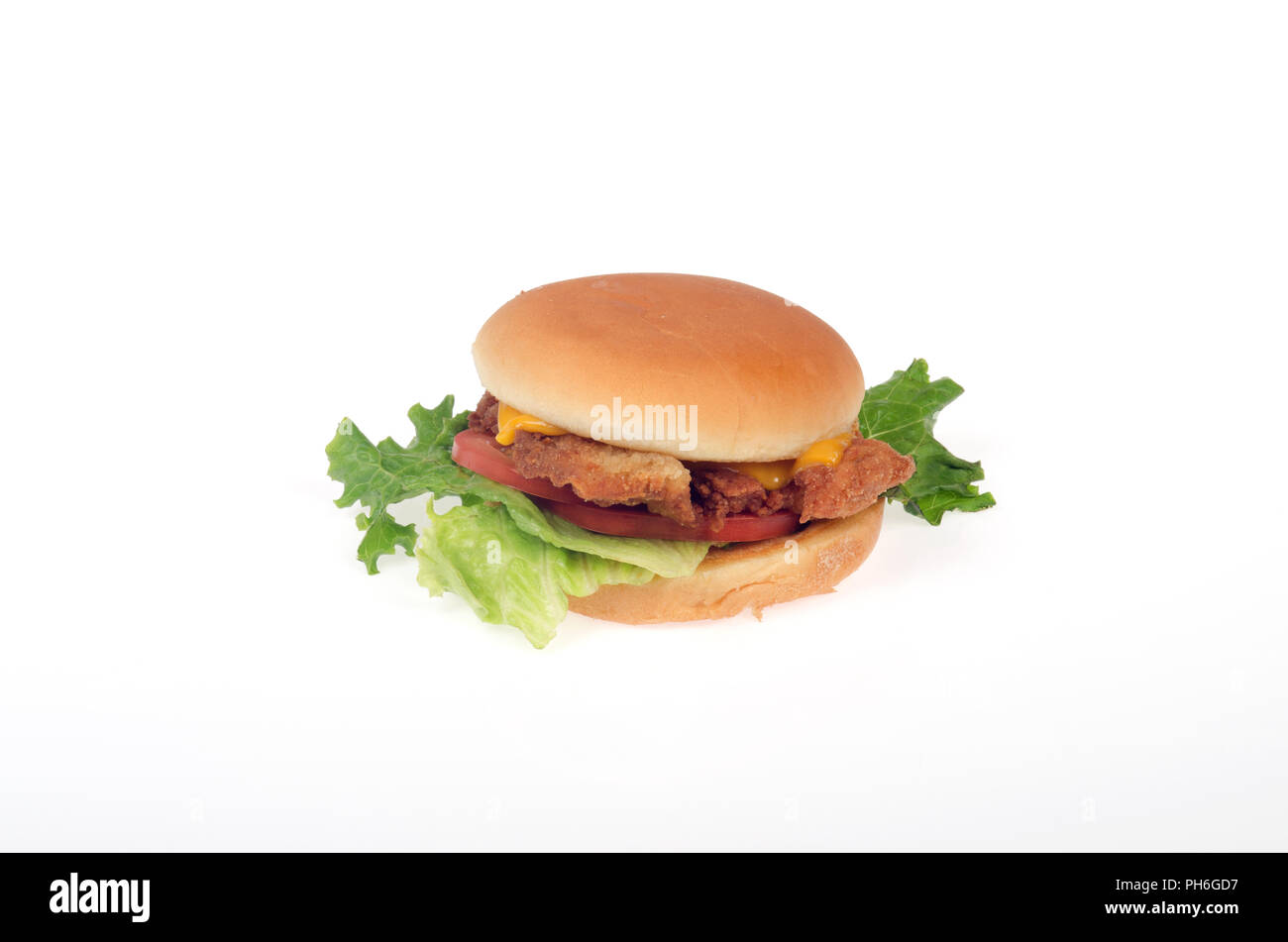 Chick-Fil-un sandwich de filete de pollo con lechuga, tomate y queso amarillo en un rollo o un panecillo sobre fondo blanco. Foto de stock