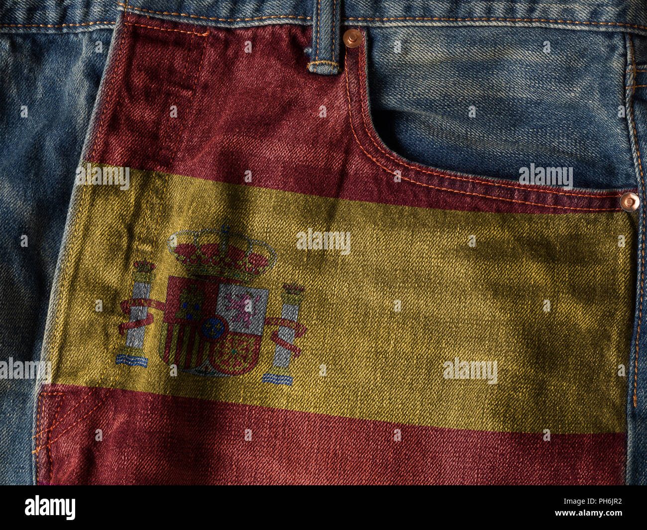 Reino de España bandera en jeans Denim textura. El concepto de Reino de España bandera en pantalones vaqueros de fondo. Ideal para la Industria Textil España Foto de stock