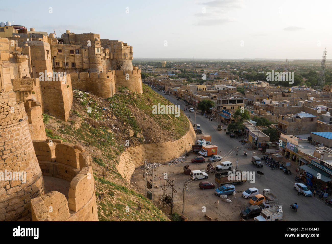 Jaisalmer Fort y tráfico de la ciudad, abajo en Rajasthan, India Foto de stock