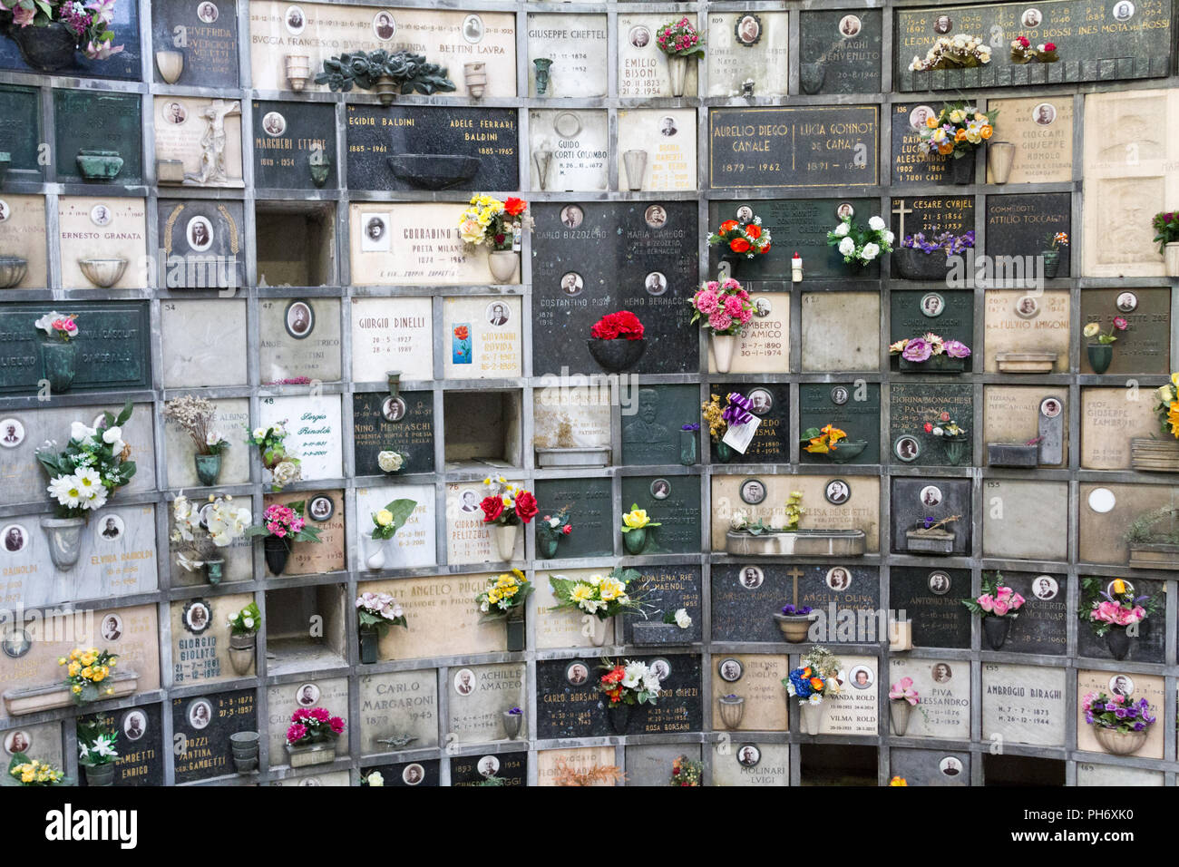 Milán, Italia. 2018/2/8. Un columbario con urnas cinerary (con cenizas humanas) en el Cimitero Monumentale (Cementerio de 'Monumental') en Milán, Italia. Foto de stock