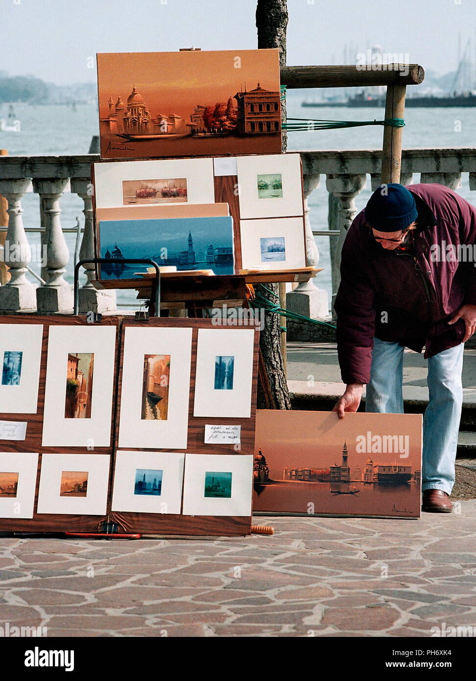 AJAXNETPHOTO. Venecia, Italia - Impresiones de recuerdos y pinturas en venta cerca de la orilla. Foto:Jonathan EASTLAND/AJAX Ref:51011_3831A4288 Foto de stock