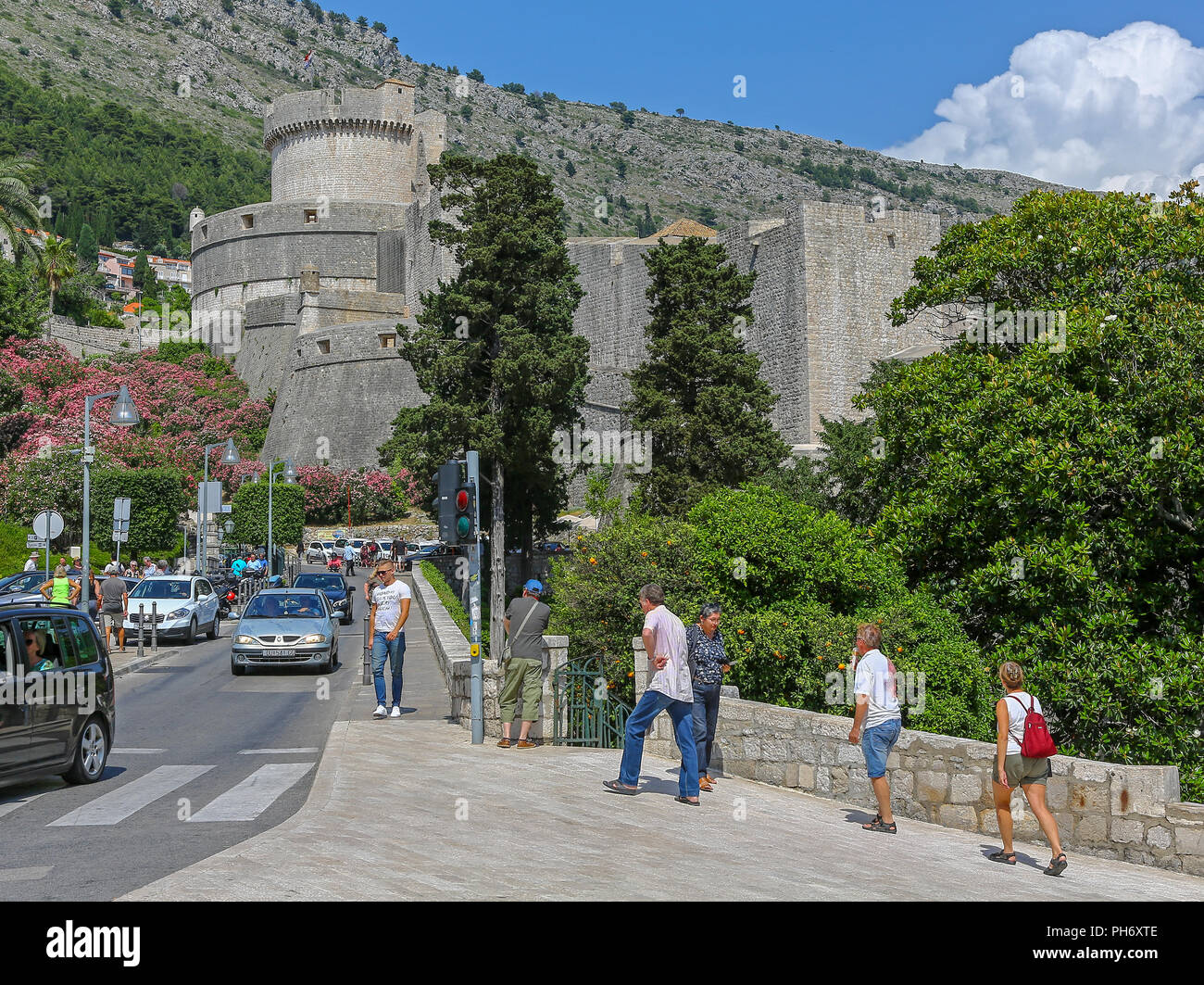 Las murallas de la ciudad y cerca de la torre Minčeta Puerta Pile en el casco antiguo de Dubrovnik, Croacia Foto de stock