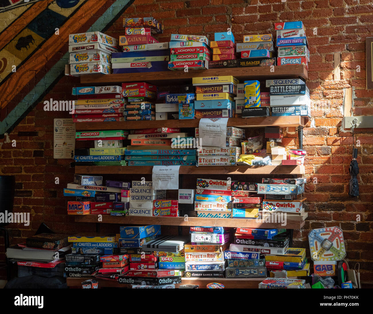 Muro de juegos de mesa en un bar local Fotografía de stock - Alamy