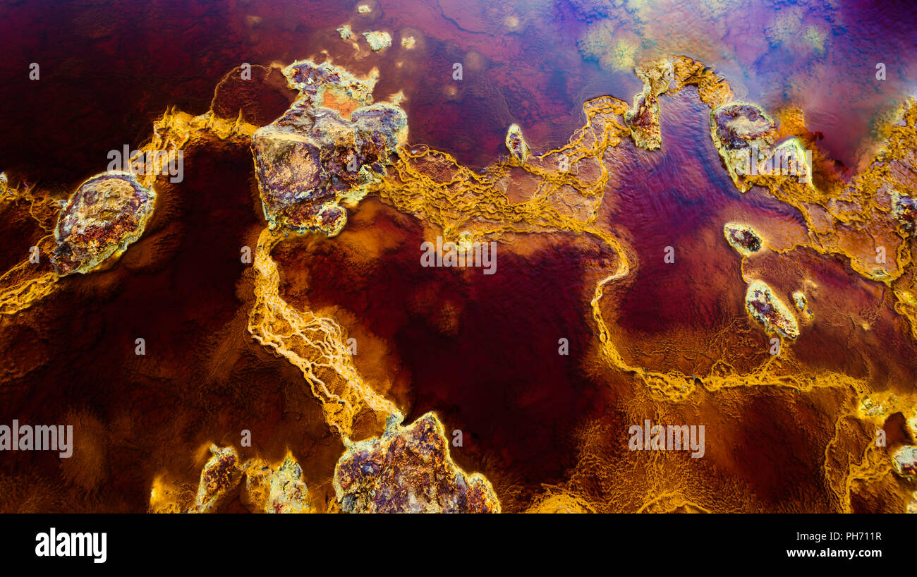 Piedras en aguas rojo conectado por estromatolitos, este entorno es estudiada por la NASA debido a su semejanza a Marte Foto de stock