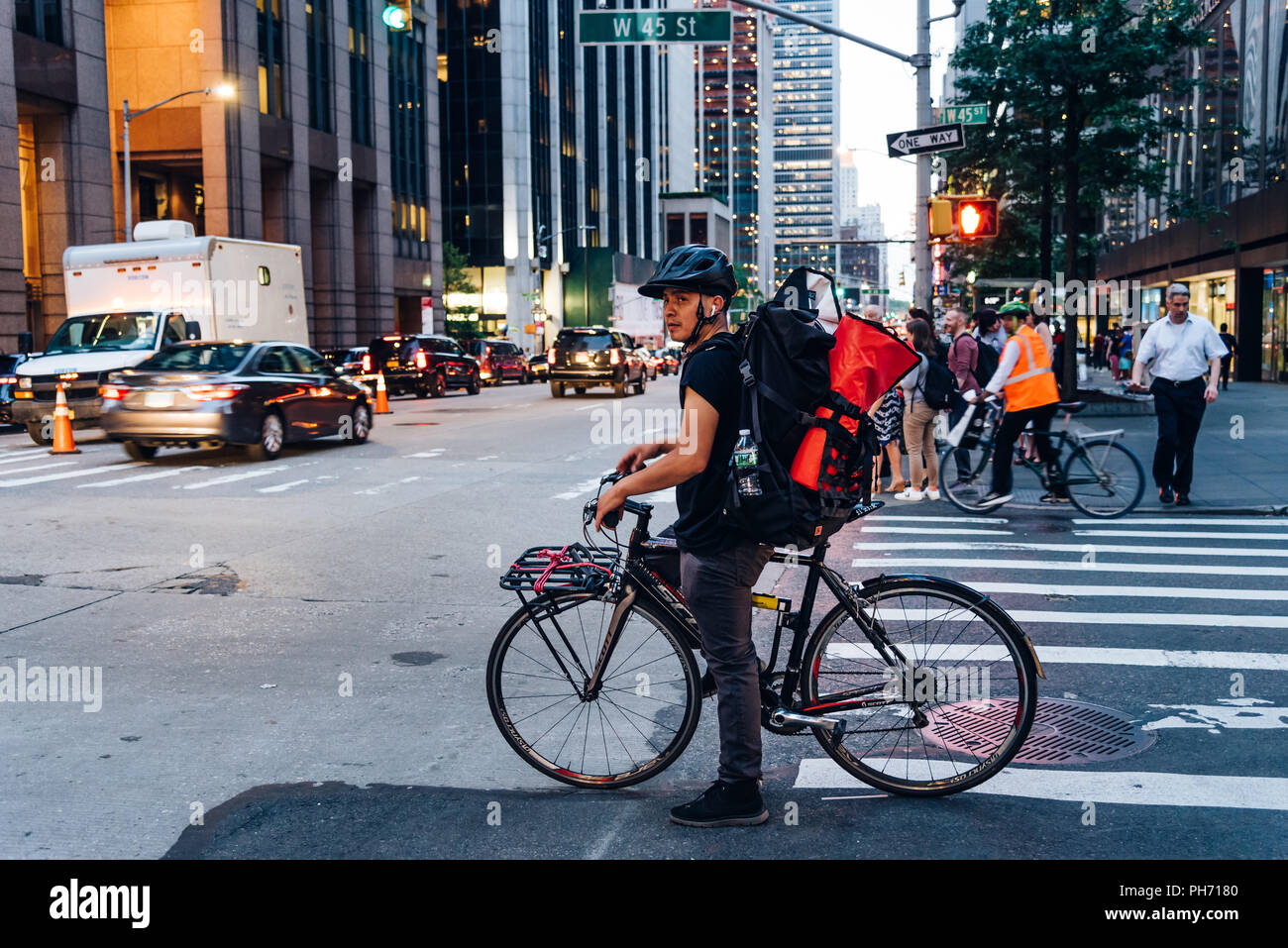 Bike courier new york fotografías e imágenes de alta resolución - Alamy