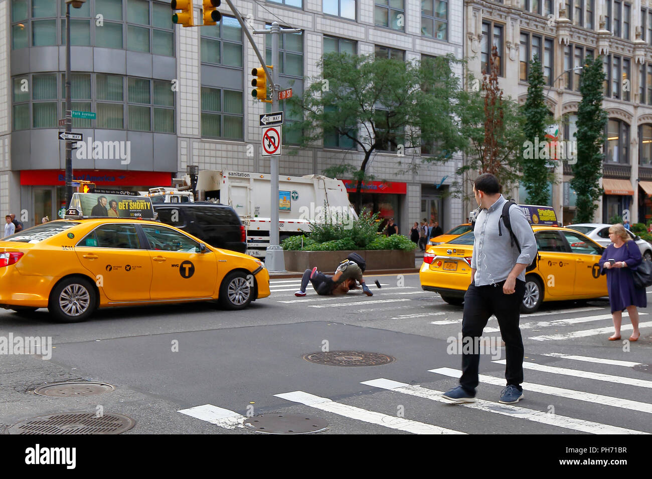 NYC Road Rage. Una lucha entre una bicicleta mensajero y chofer de taxi cab Foto de stock