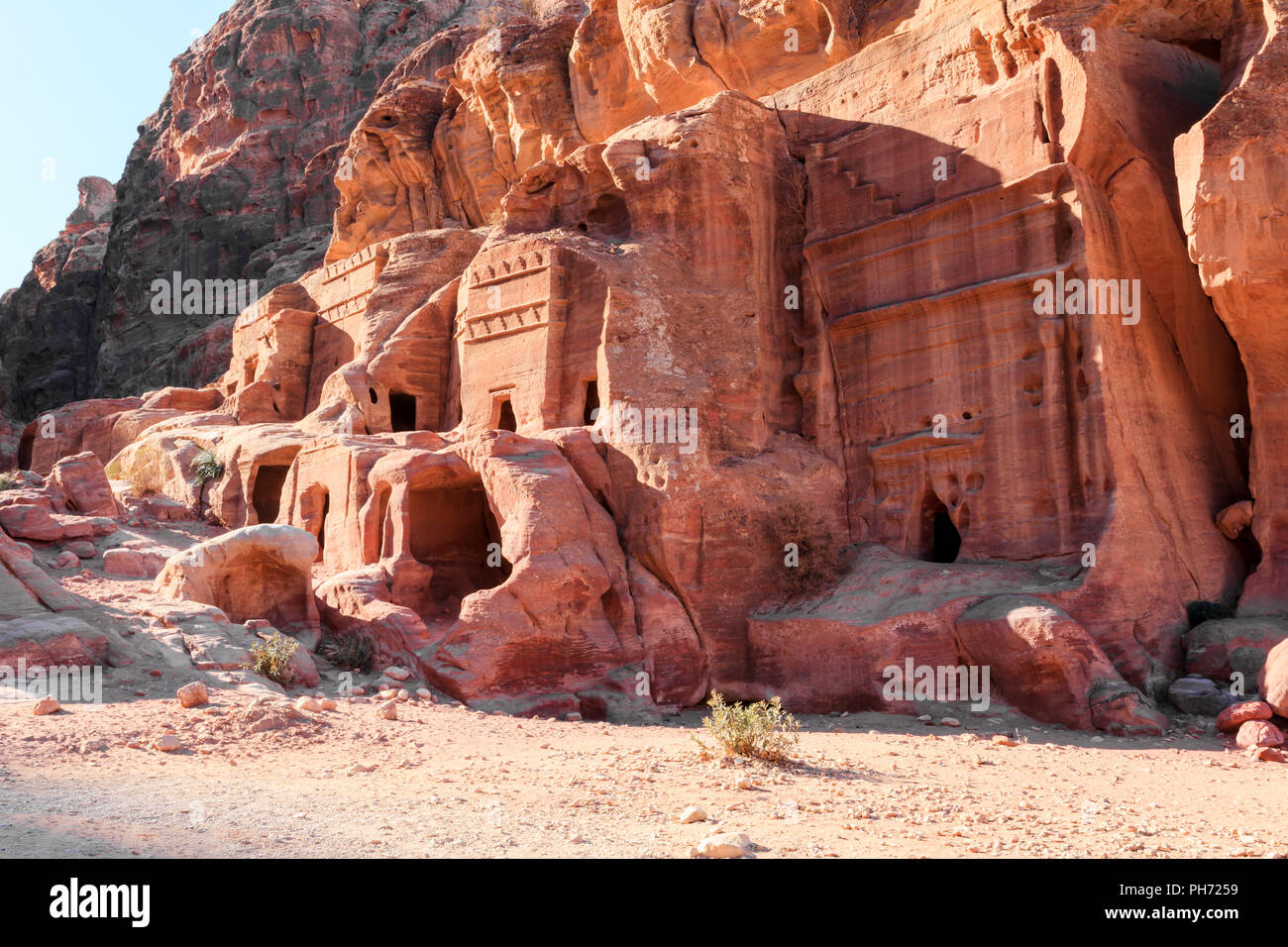 Tumbas en la ciudad perdida de Petra. Foto de stock