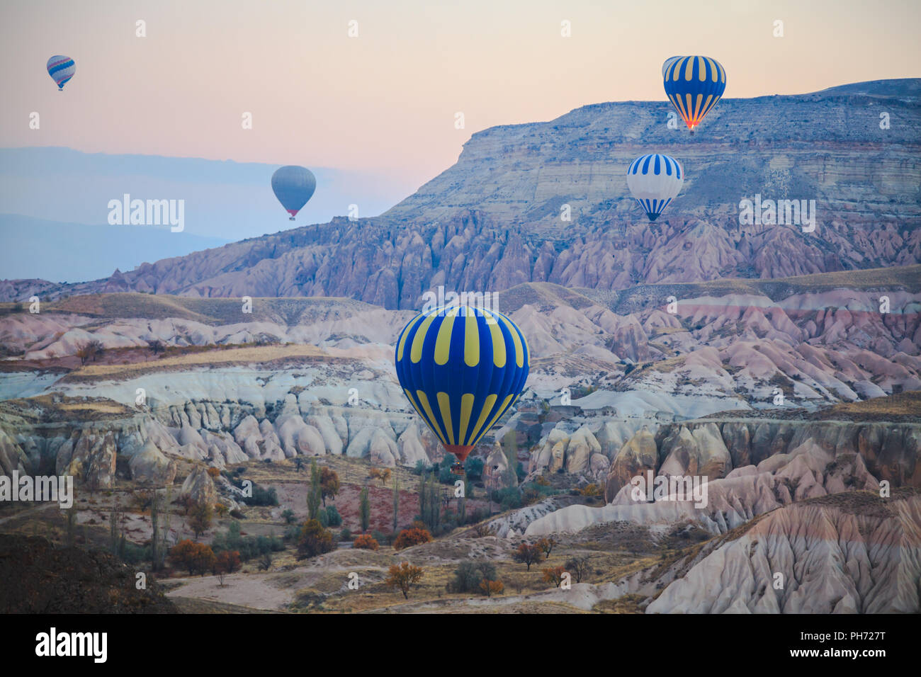 Los globos de aire caliente ascendente al cappadokia Foto de stock