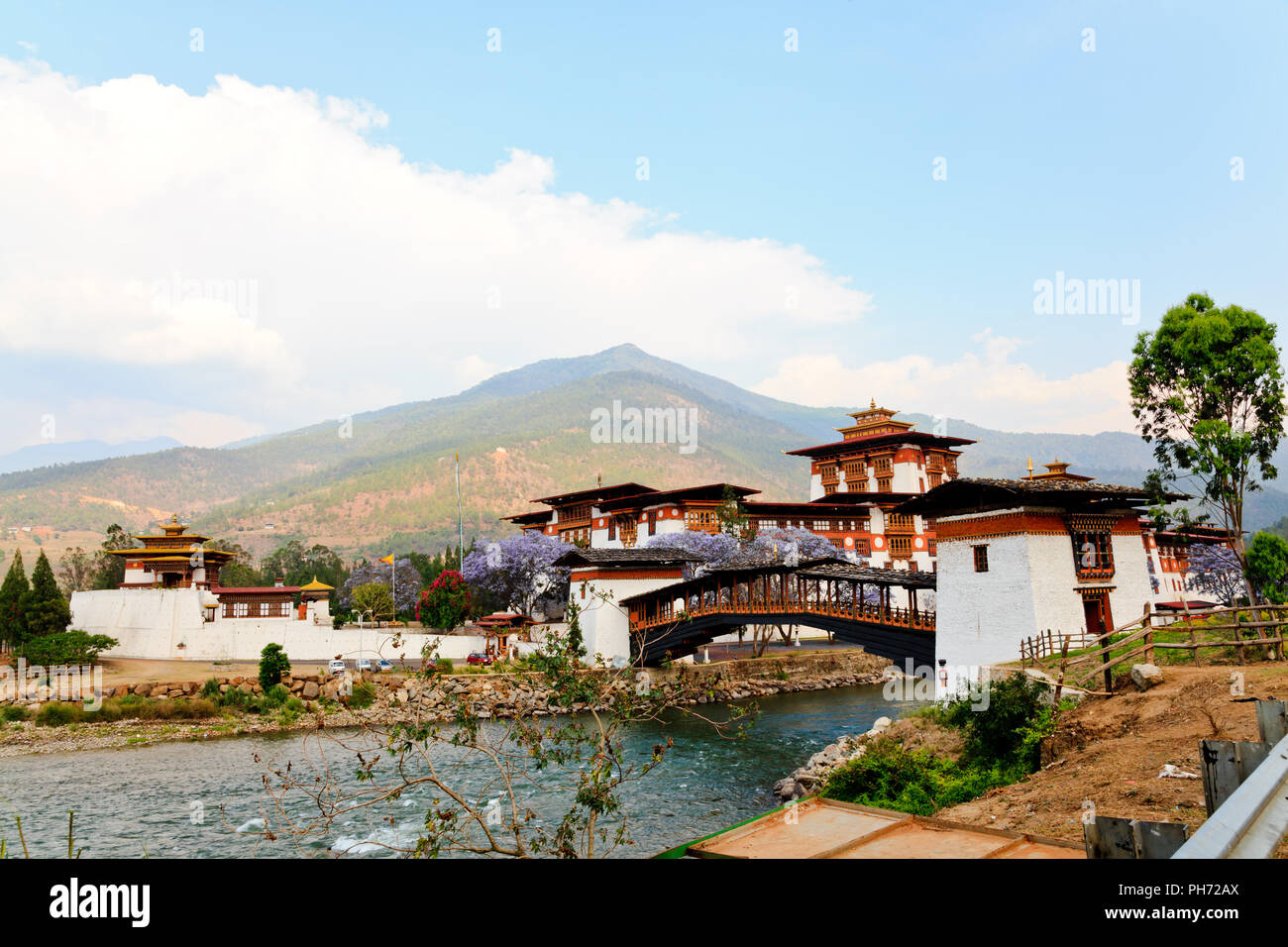 Punakha Dzong con puente voladizo de madera Foto de stock