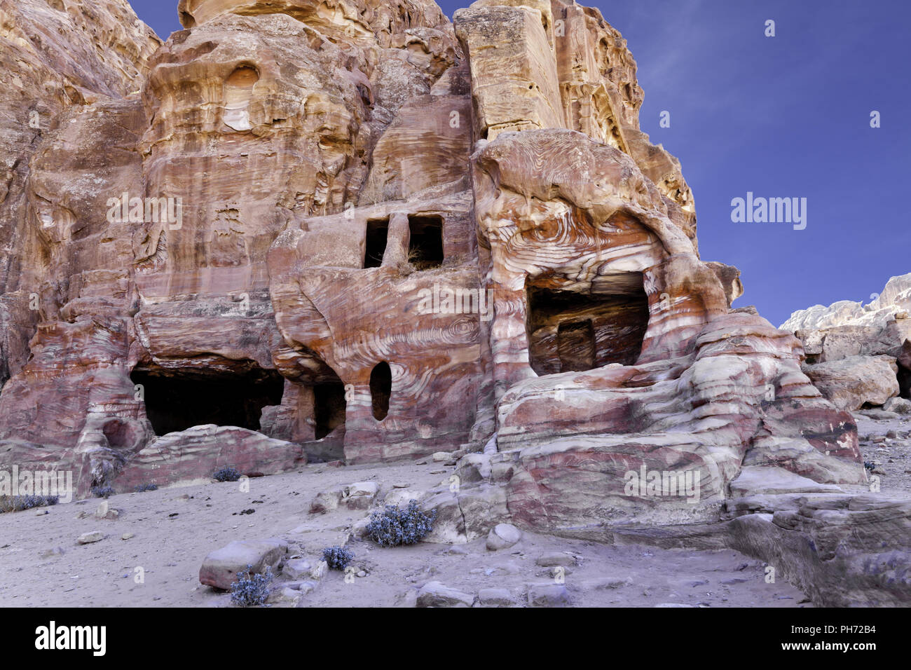 Tumba en la ciudad perdida de Petra. Foto de stock