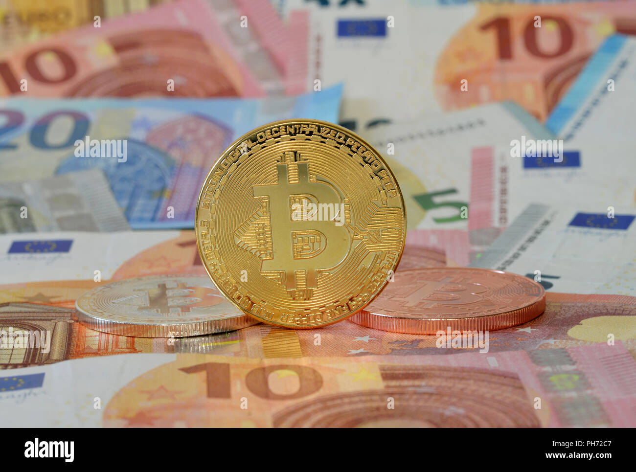 Euroscheine Bitcoinmuenzen Foto de stock