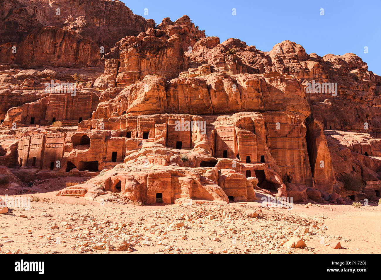 Acantilado tumbas en Petra. Foto de stock