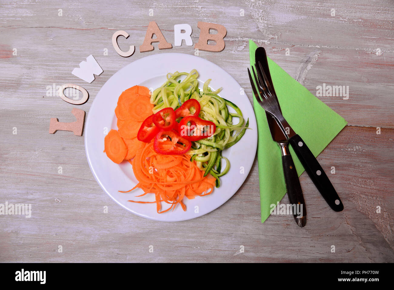 Spaghetti vegetal Calabacín Low Carb en una placa Foto de stock