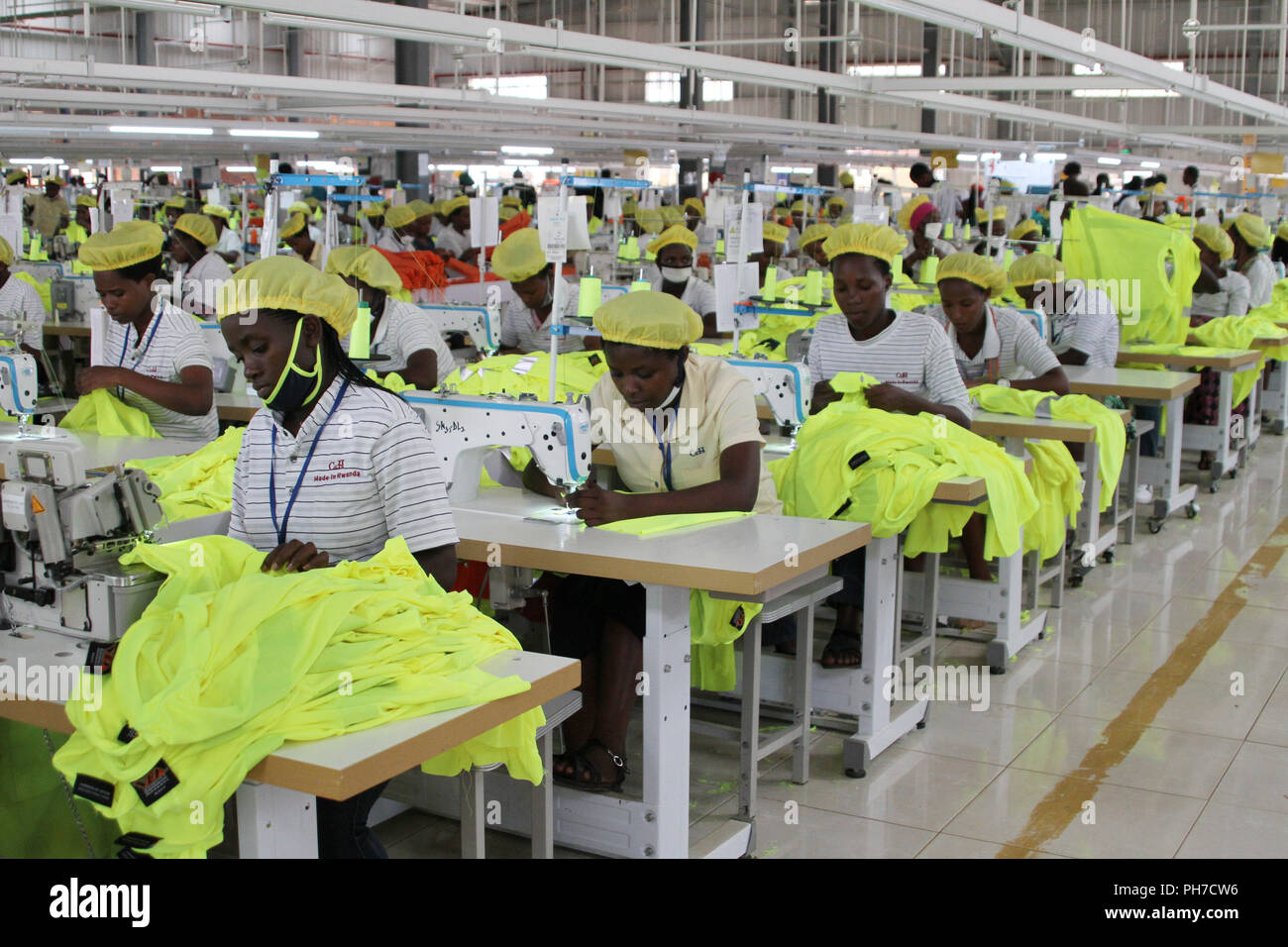 Kigali, 28 Aug, 2018. 28.08.2018, Rwanda, Kigali: Mujeres que en compañía de ropa China G&H prendas de vestir. La empresa ha sido la producción de ropa deportiva, de