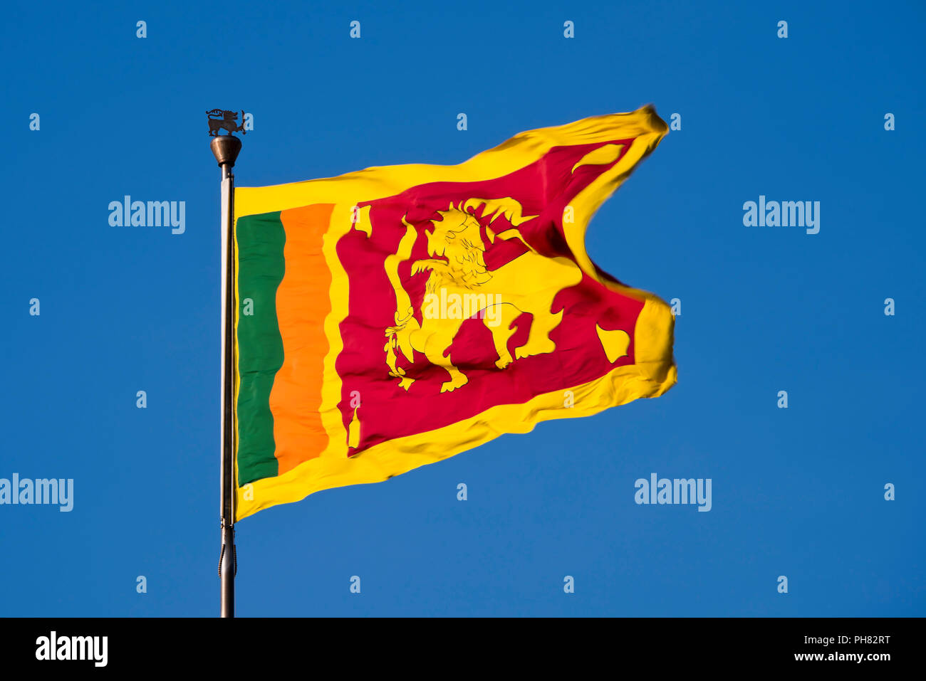 Cierre horizontal de la bandera nacional de Sri Lanka. Foto de stock