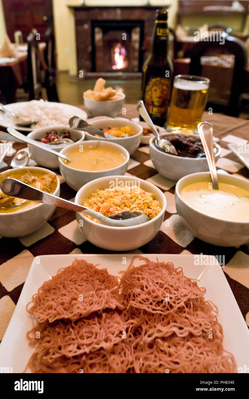 Visión vertical de todos los platos que componen un curry de Sri Lanka. Foto de stock