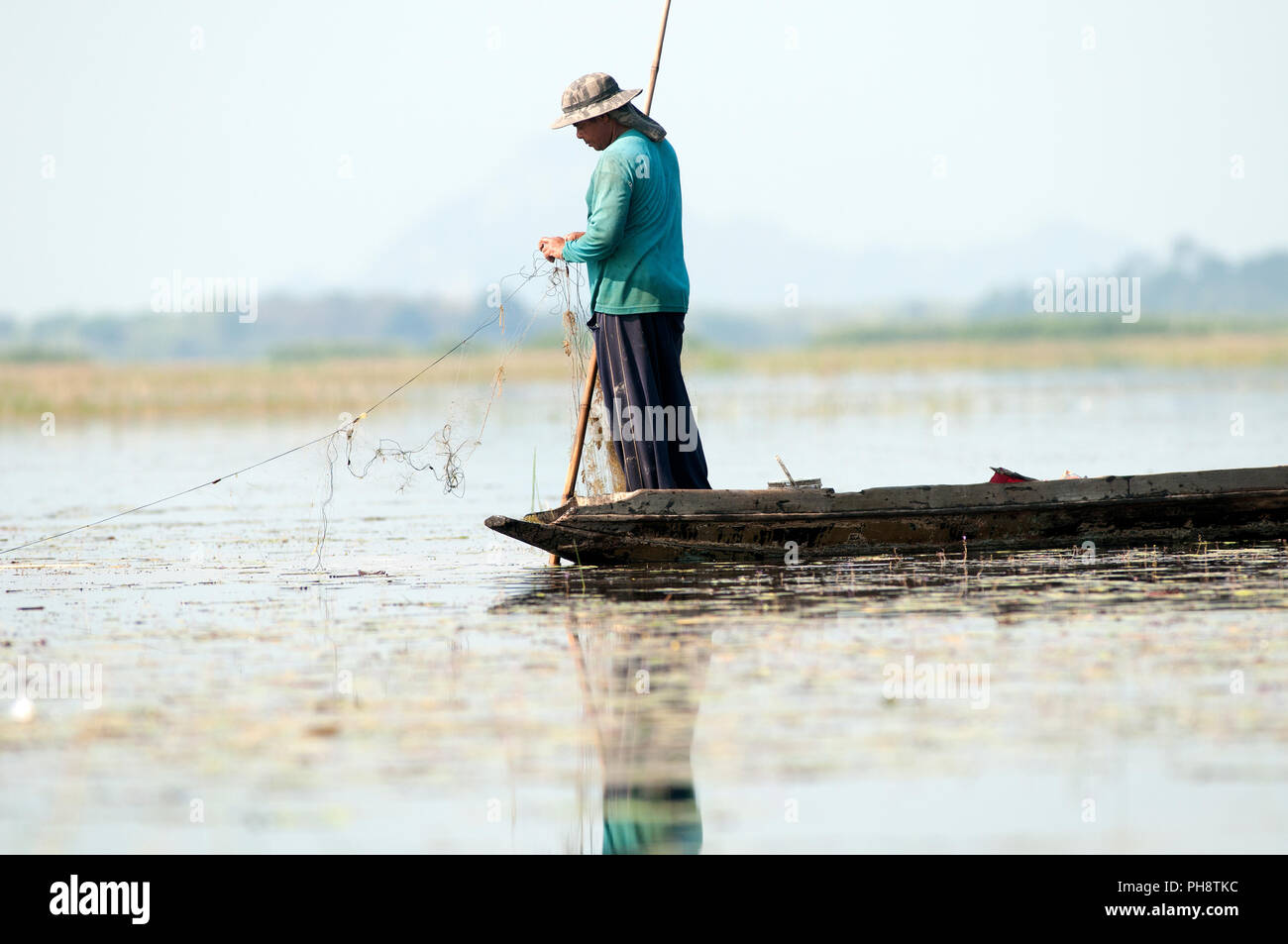 Pescador en el sur de Tailandia Pêcheur dans le sud de la Thaïlande Foto de stock