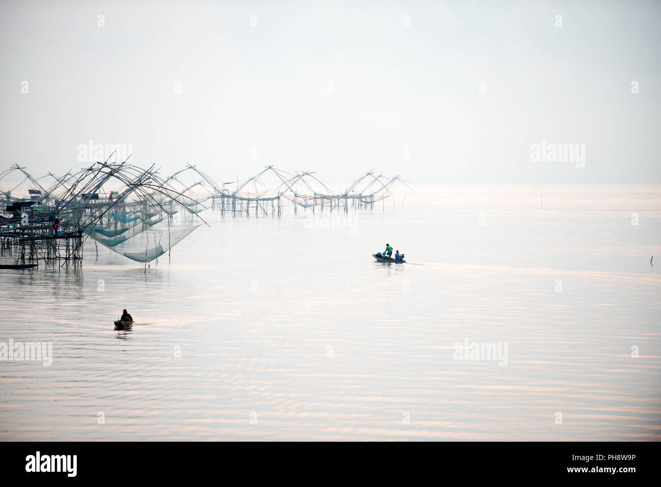 Tailandia, Phatthalung, pescador de pequeña embarcación, Sunrise Pêcheur en barca, palanca du soleil, Sud Thaïlande Foto de stock