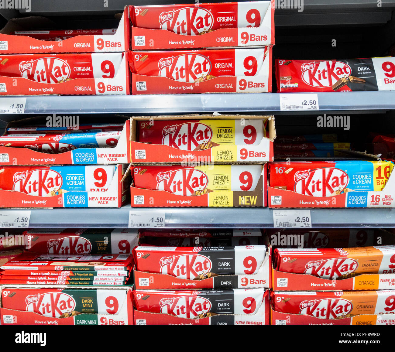 Barras de chocolate KitKat sabor diferente en el supermercado. UK Foto de stock