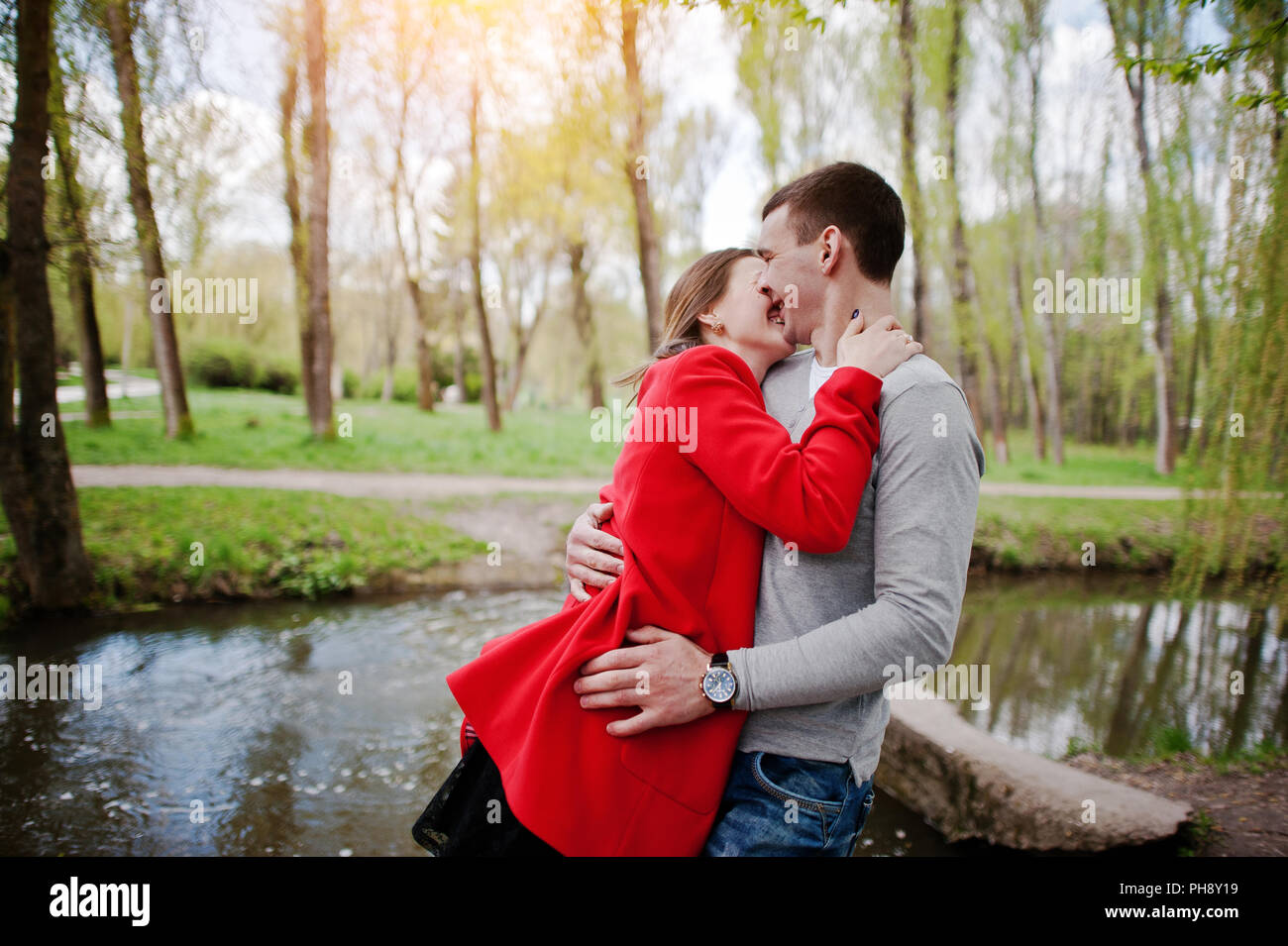 Abrazos Y Beso Par En Amor En Movimiento Foto Imagen De Stock
