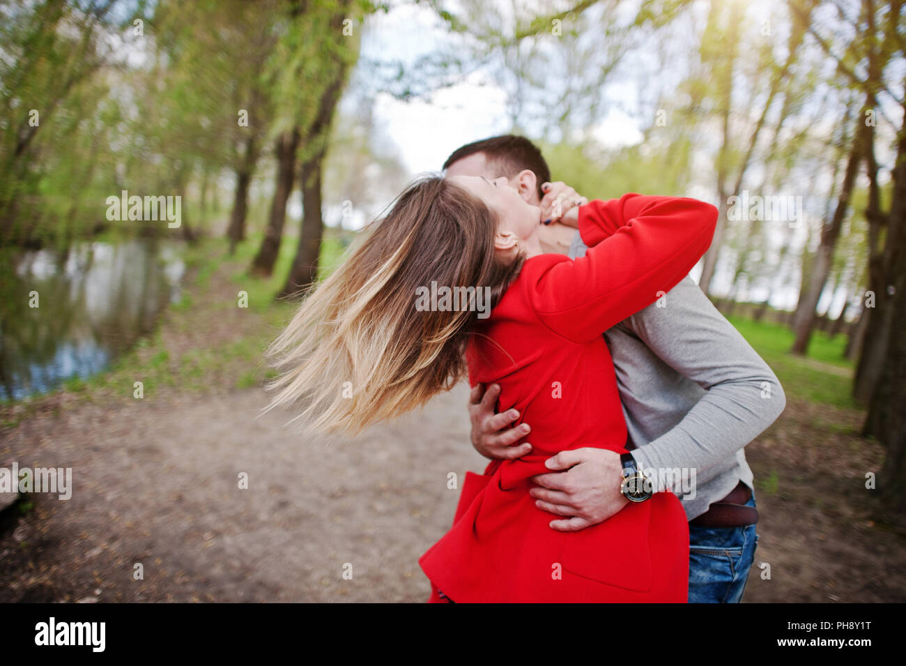 Abrazos y besó par en amor en movimiento Fotografía de stock - Alamy