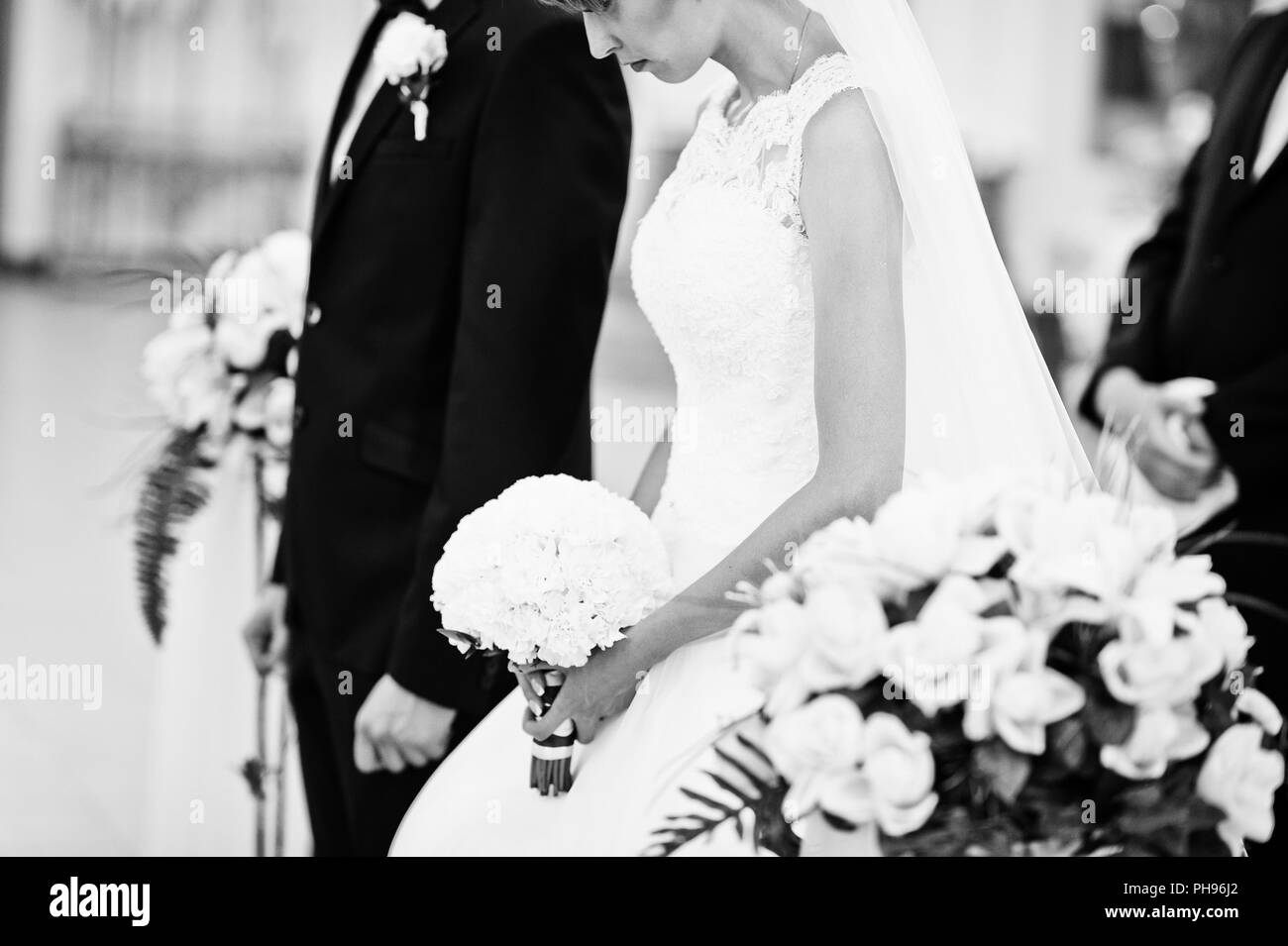 Retrato En Blanco Y Negro De La Pareja De Novios En La Iglesia