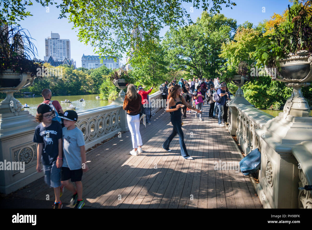 Los turistas en Bow Bridge en Central Park de Nueva York Foto de stock