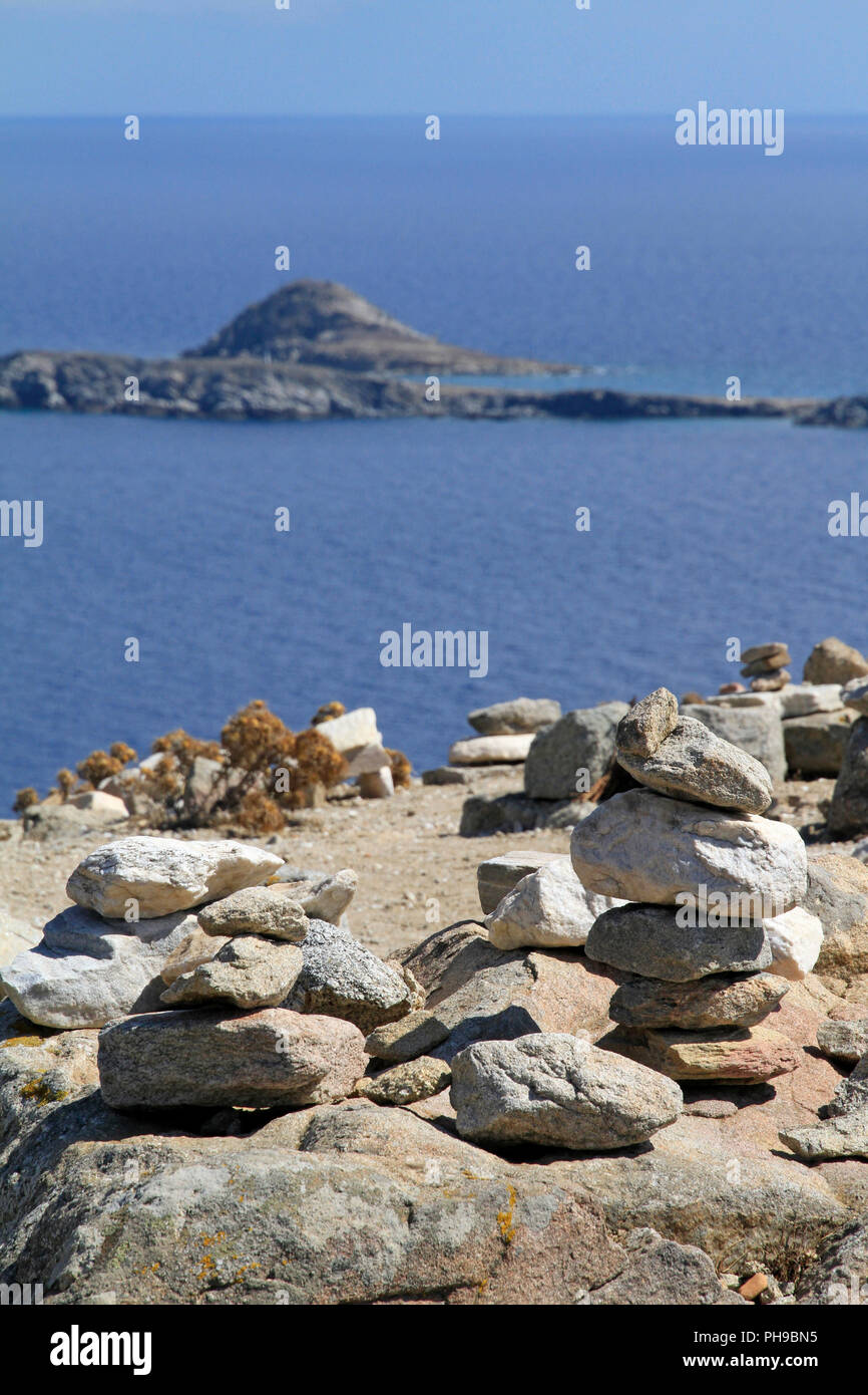 Guijarros apilados en una isla cerca de Mykonos, Grecia Foto de stock