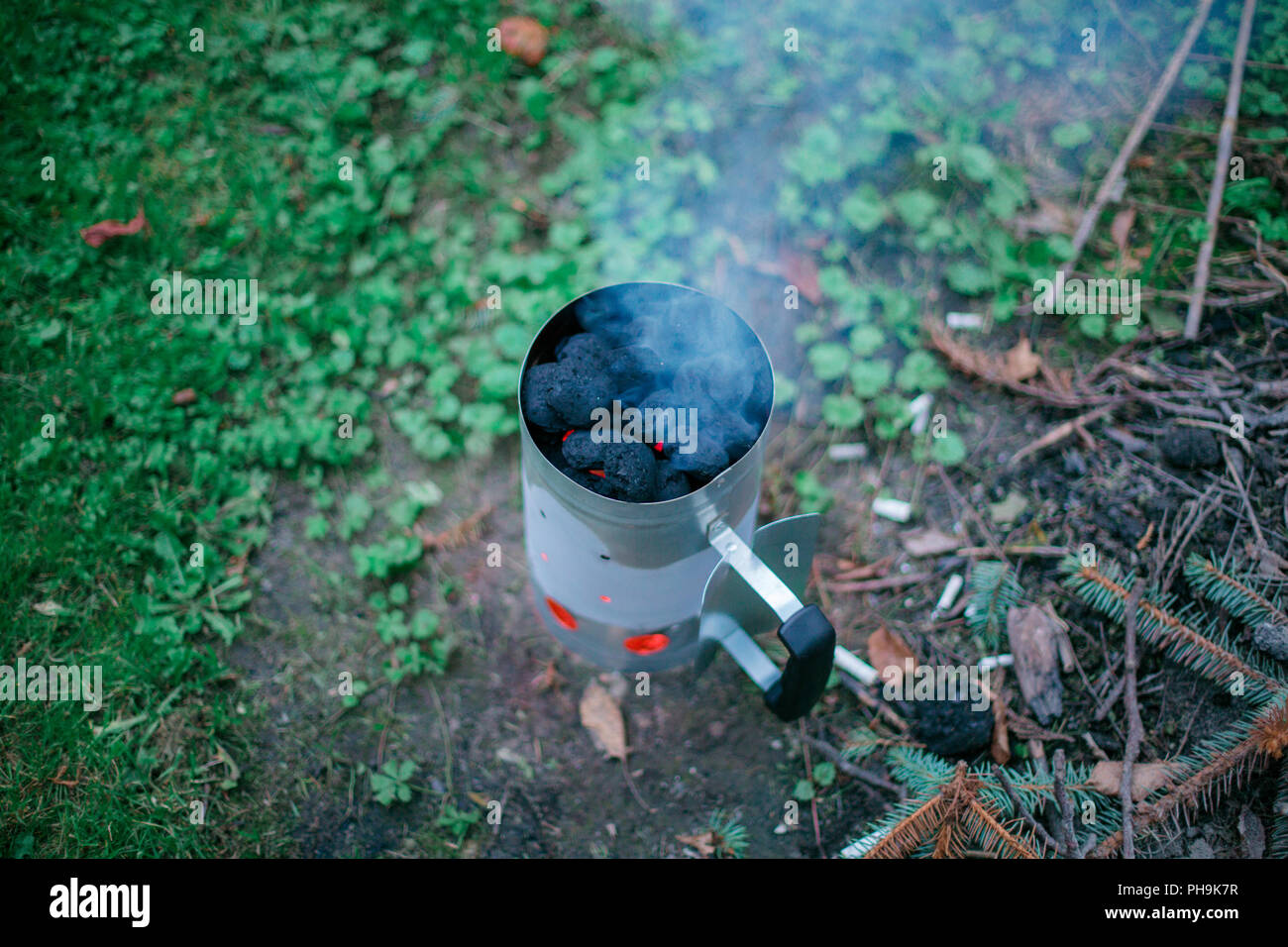 Encender el carbón antes de barbacoa de carbón chimney starter Foto de stock