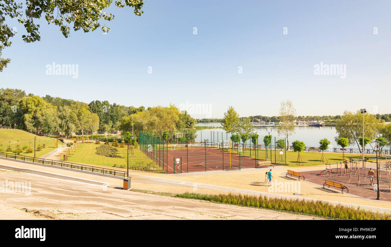 Kiev/Ucrania - Agosto 23, 2018 - instalaciones deportivas al aire libre en el parque Natalka de Kiev, en Ucrania, cerca del río Dnieper. Las personas son la formación unde Foto de stock