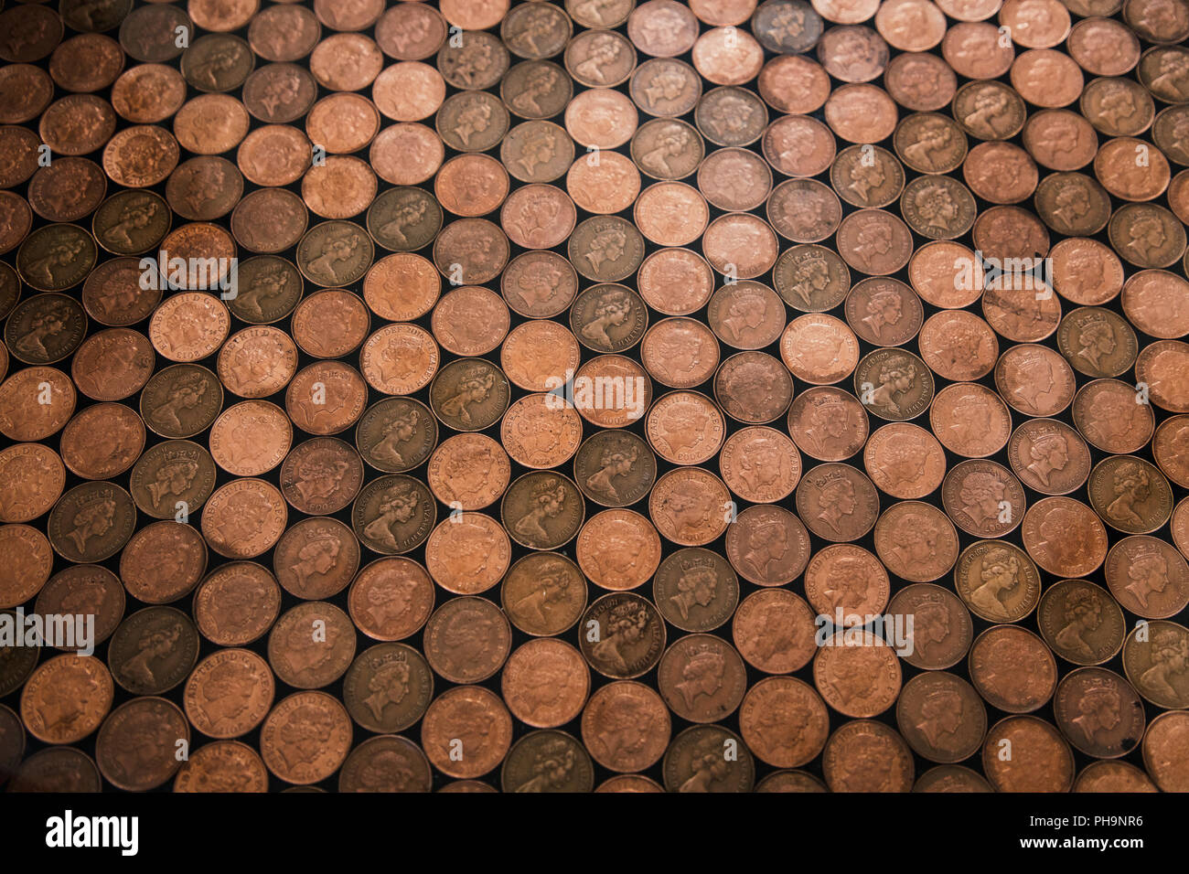 Resumen un alto ángulo de visualización de un suelo que ha sido hecha de dos peniques monedas. Foto de stock