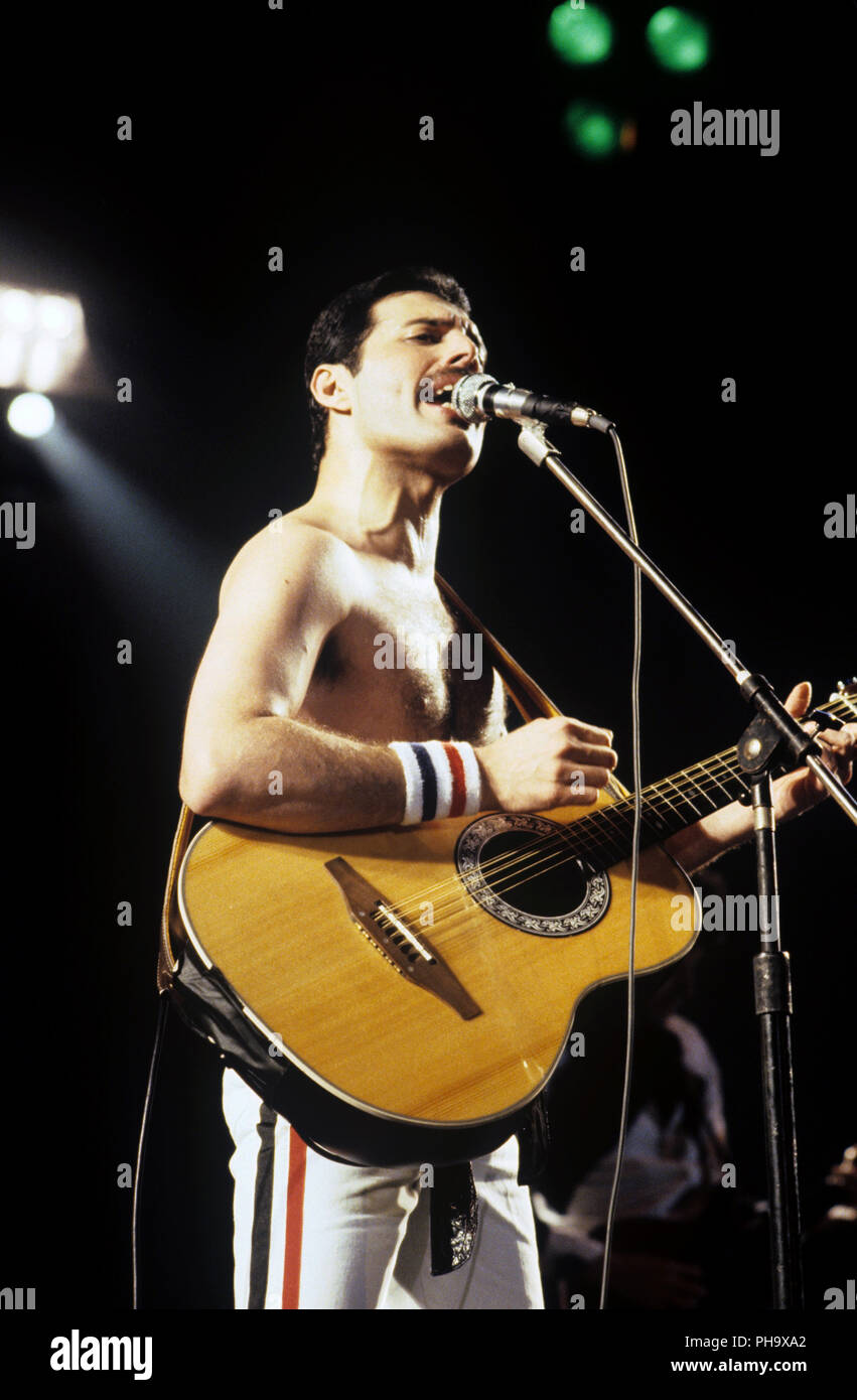 Freddie mercury guitar fotografías e imágenes de alta resolución - Alamy