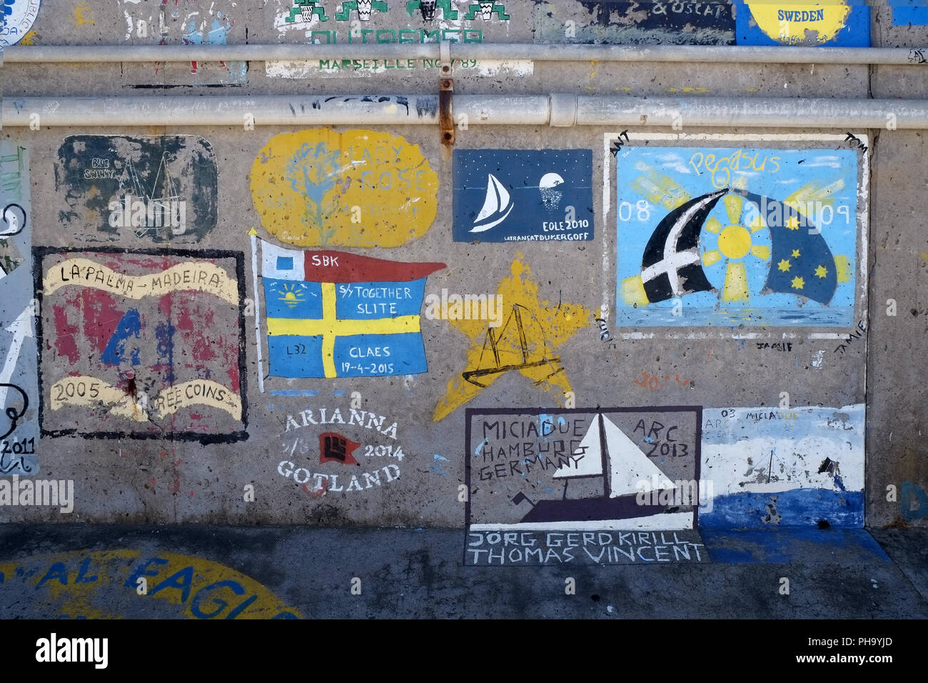Los logotipos de los marineros en el muro del puerto de Funchal. Foto de stock