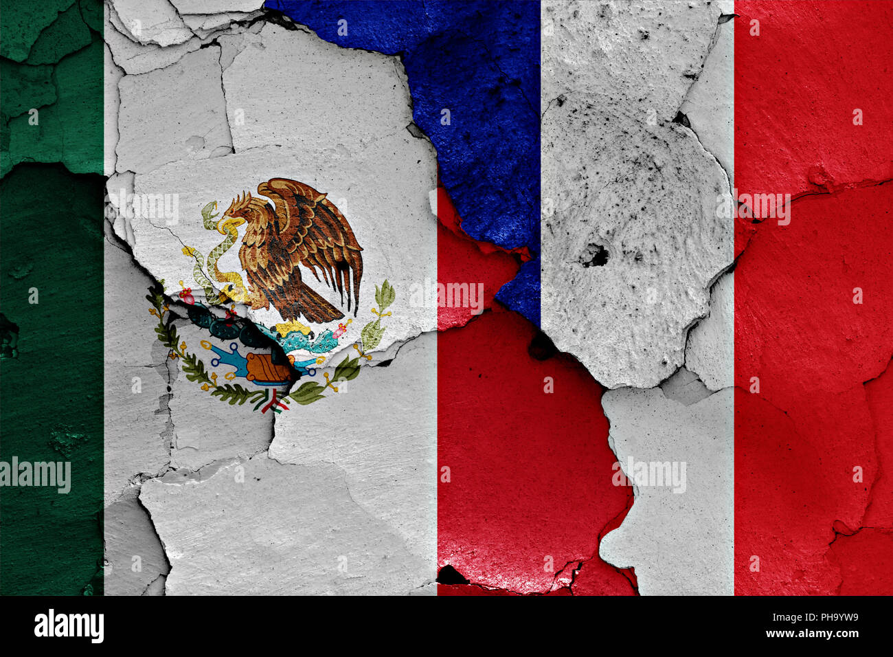 Banderas de México y Francia, pintado en la pared agrietada Fotografía