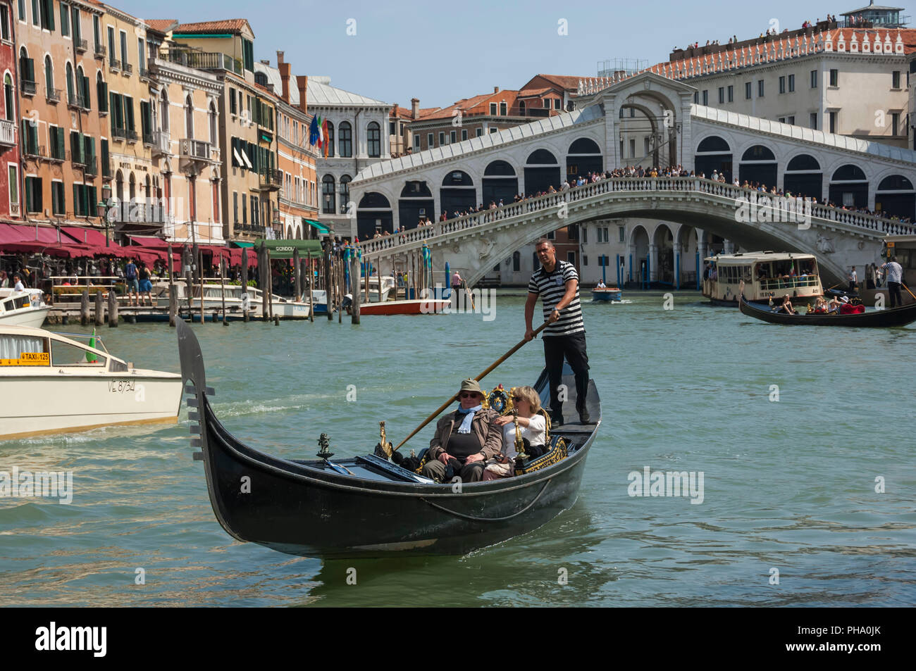 Puente de Rialto y de la góndola por el Gran Canal de Venecia, Sitio del Patrimonio Mundial de la UNESCO, Véneto, Italia, Europa Foto de stock