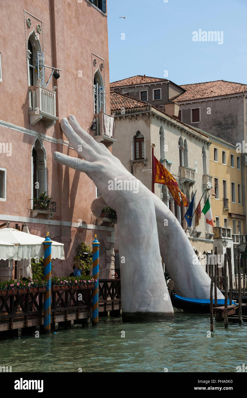 Las manos, el Gran Canal, Venecia, Sitio del Patrimonio Mundial de la UNESCO, Véneto, Italia, Europa Foto de stock