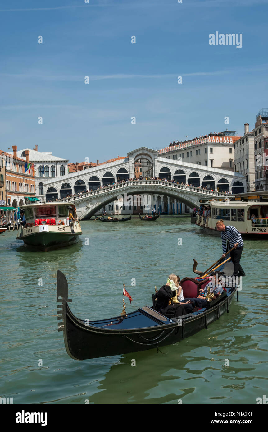 El autobús acuático y la góndola en el Gran Canal, el Puente Rialto, en el fondo, Venecia, Sitio del Patrimonio Mundial de la UNESCO, Véneto, Italia, Europa Foto de stock