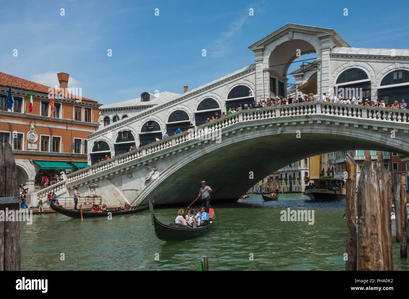 El Puente de Rialto y las góndolas en el Gran Canal de Venecia, Sitio del Patrimonio Mundial de la UNESCO, Véneto, Italia, Europa Foto de stock