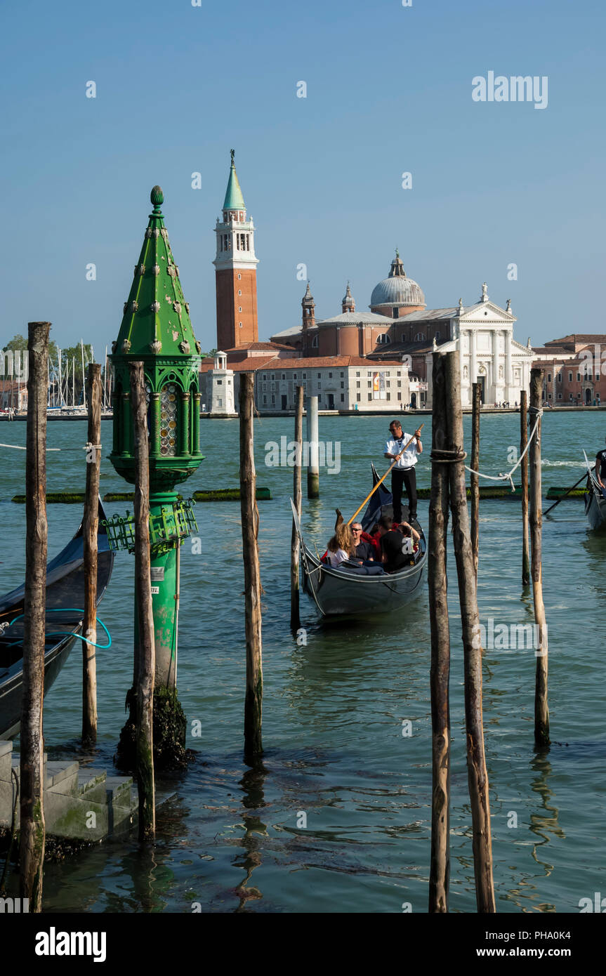 Góndola y Cheisa San Giorgio, Venecia, Sitio del Patrimonio Mundial de la UNESCO, Véneto, Italia, Europa Foto de stock